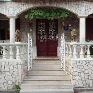 Apartment And Deskovic